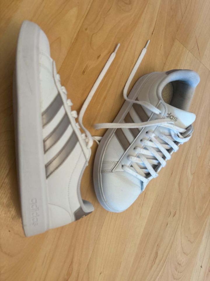 Adidas Sneaker weiß Gr.41 US 9 UK 7.5 in Fränkisch-Crumbach