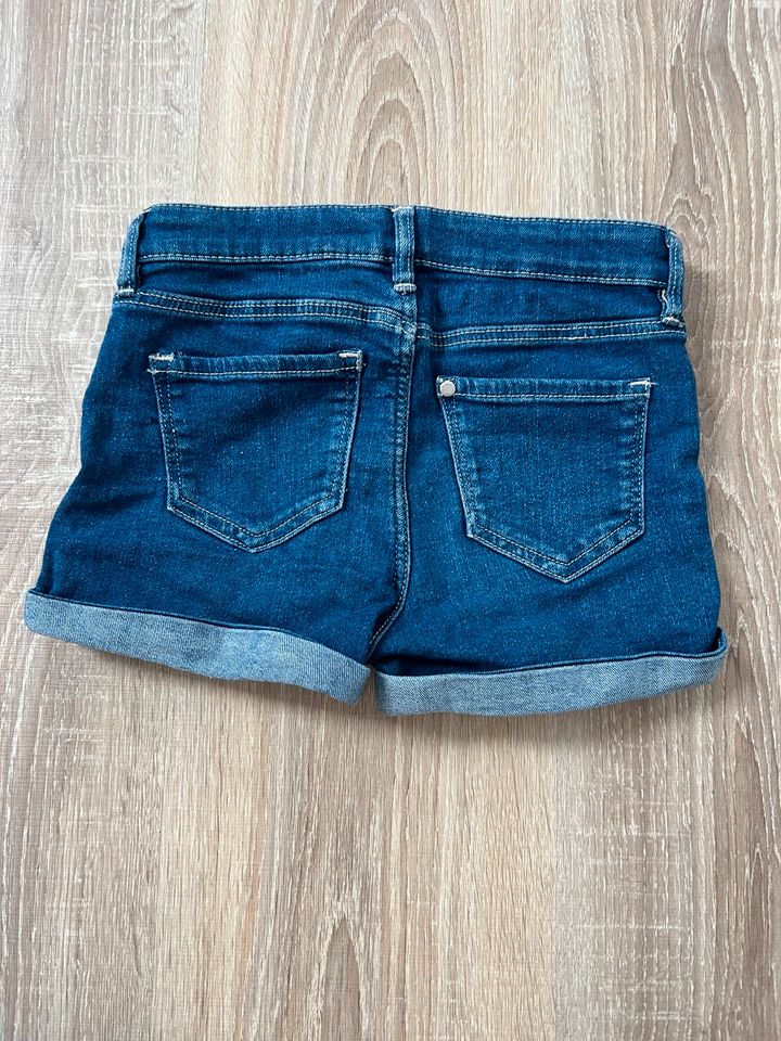 H&M Shorts Gr 128 in Halle