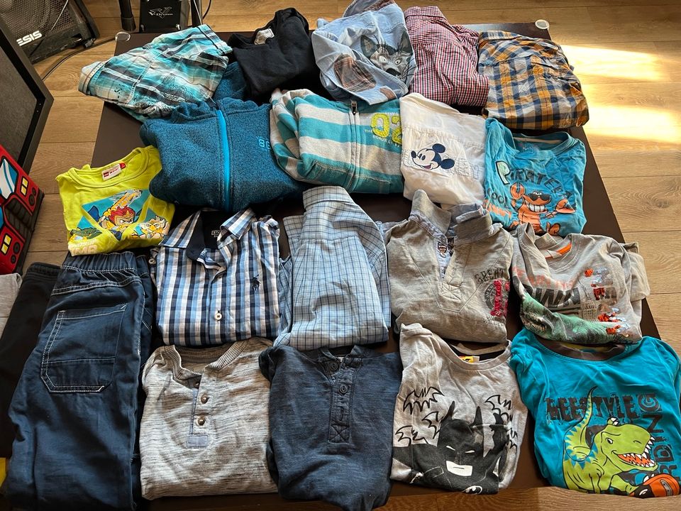 Hosen, Hemden, Tshirts, Pullover, Zippper, Longshirts 110/116 in Altenstadt