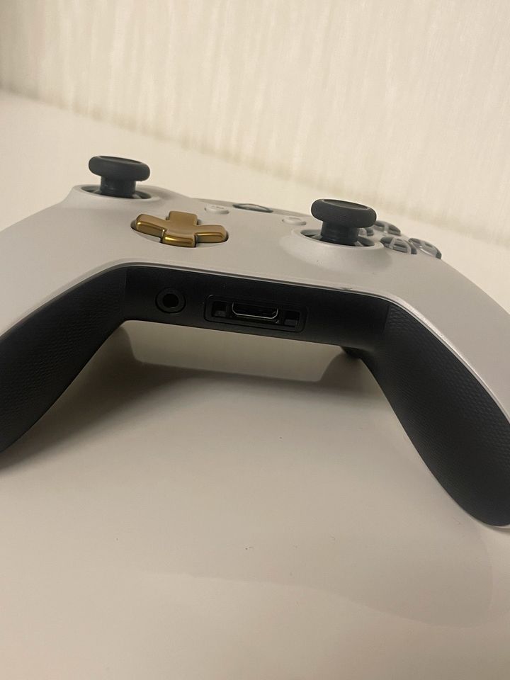 Xbox One Controller Lunar White Edition in Berlin