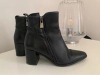 Zara* Stiefelette* Gr. 39* schwarz* Boots* spitz* Absatz München - Maxvorstadt Vorschau