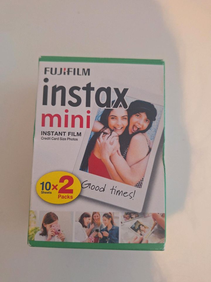 Instax Mini 9 Polaroid Kamera mit Fotoeinlagen in Regensburg