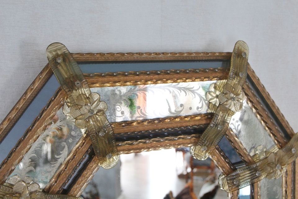 Venezianischer Wand Stand Spiegel Murano Glas Blüten Gold Barock in Lage