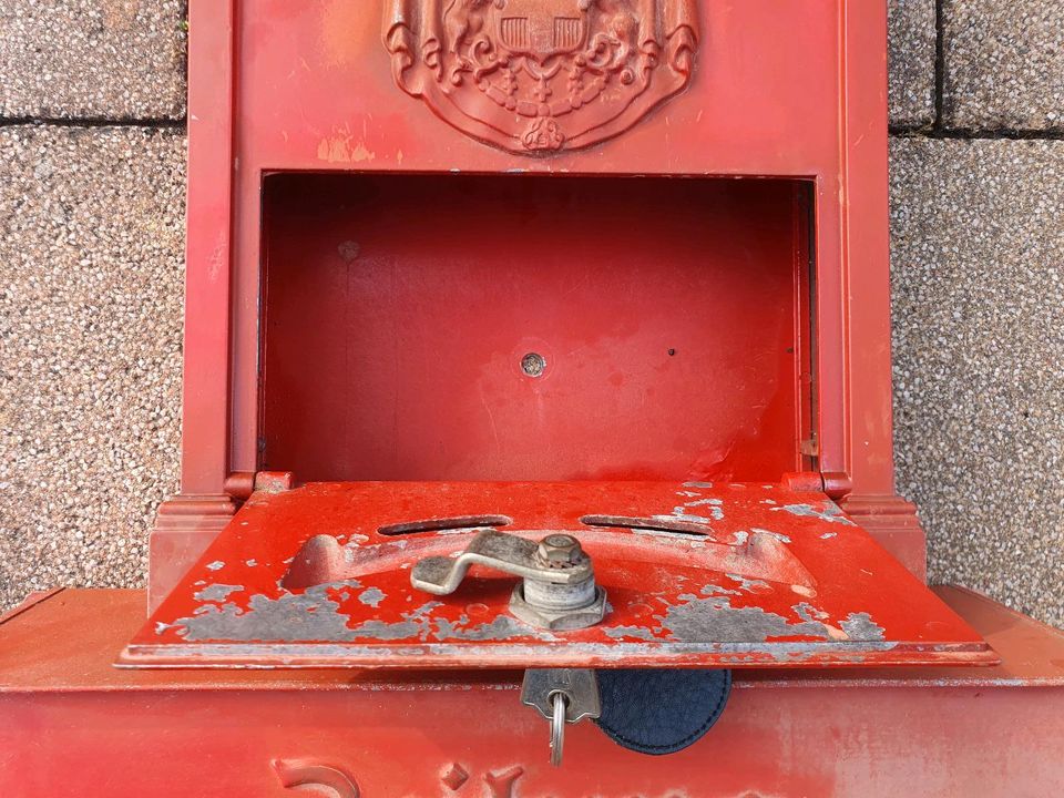 Alter italienischer Briefkasten, Postkasten, Zeitungsrohr in Hochspeyer