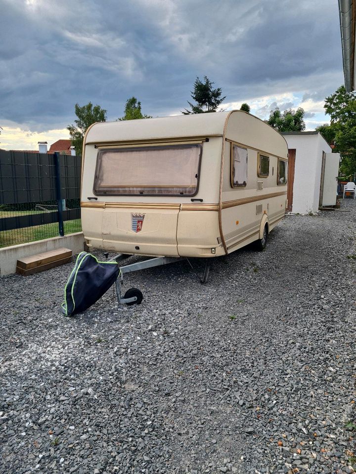Wohnwagen mit Sonnensegel Verleih Mieten Ferien Camping Anhänger in Neukirchen