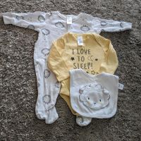 Baby-Outfit (Strampler, Body und Lätzchen) Gr. 62 Nordrhein-Westfalen - Kerpen Vorschau