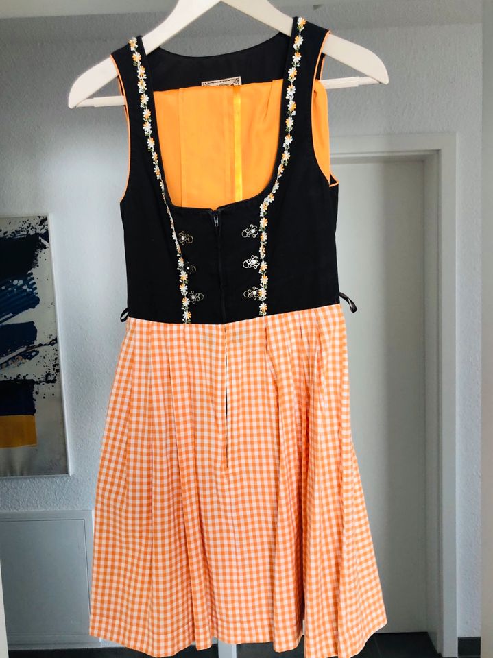 Orangefarbenes Dirndl in Renningen