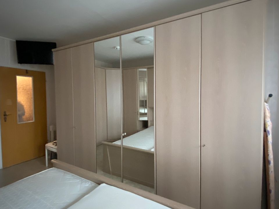 Schlafzimmer mit Bettanlage und großem Kleiderschrank in Quedlinburg