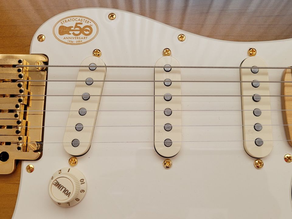 Fender 50th Anniversary American Deluxe Strat 3-Tone Sunburst in Stuttgart