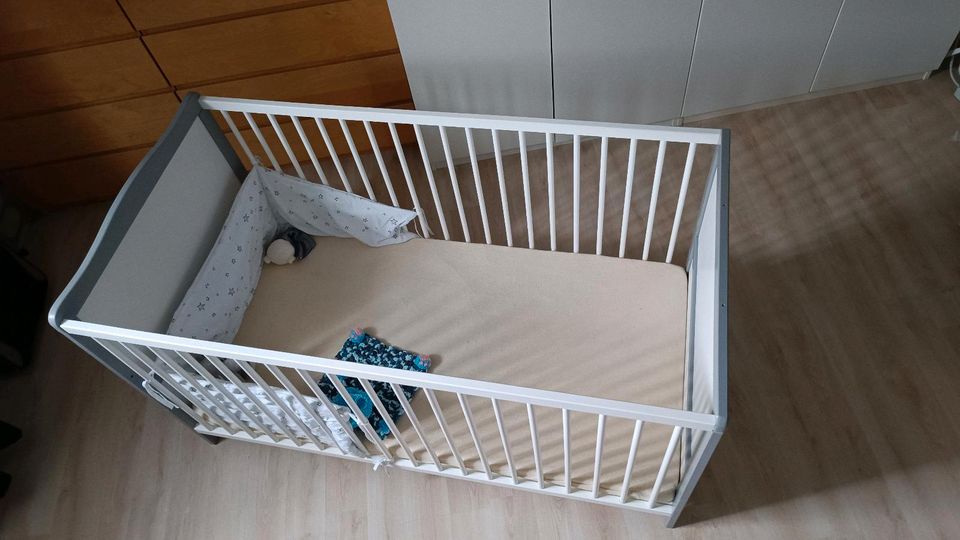 Babybett / Kinderbett mit Matratze 140 x 75 in Schwalbach