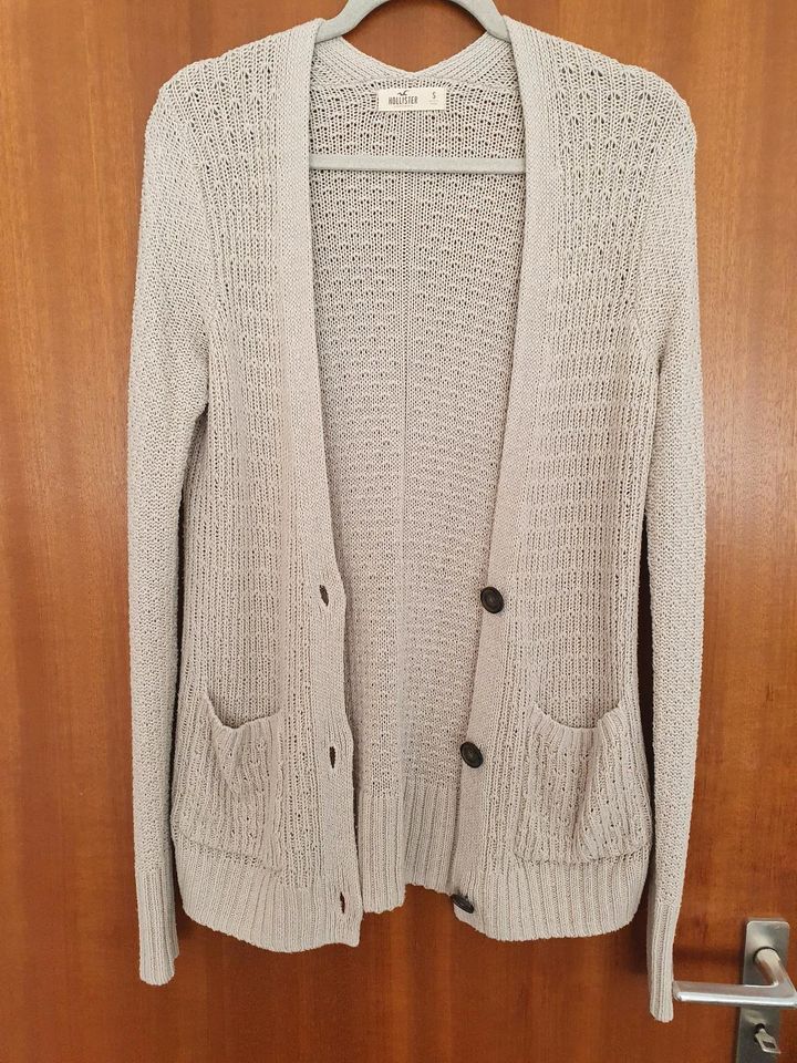 Hollister Strickjacke/Cardigan lang beige Größe S in Solingen