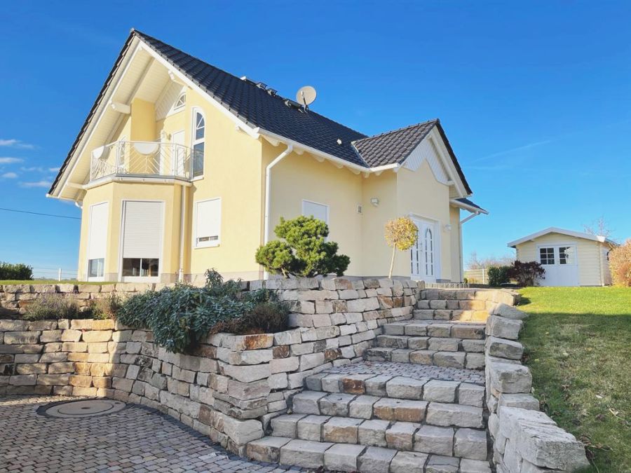 Großzügiges Einfamilienhaus mit Blick zum Schloss, ins Tal, zum See - ruhige und naturnahe Ortsrand-Wohnlage - Edertal-Bergheim in Edertal