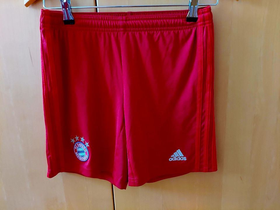 Sporthose kurz FC Bayern München Gr. 152 in Baden-Württemberg -  Kornwestheim | eBay Kleinanzeigen ist jetzt Kleinanzeigen