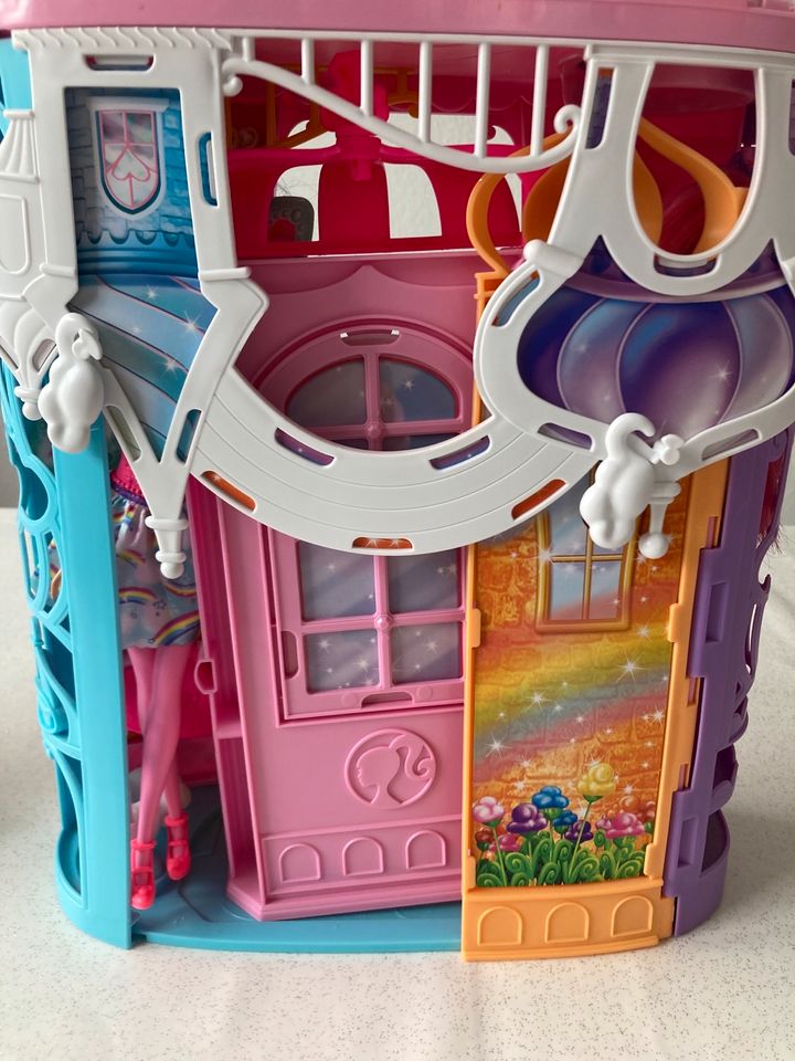 Barbie Dreamtopia Regenbogen Schloß zum Klappen/Mitnehmen in Aichtal