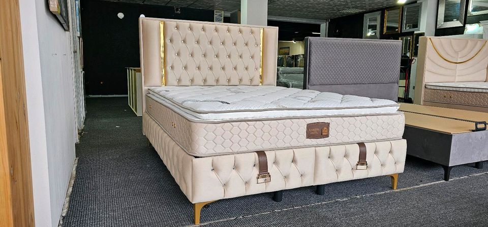 Boxspringbett 160x200 Bettkasten Matratze H4 Topper Samt Neu in Oberhausen