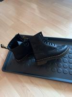 Dr. Martens Schnürboots mit schwarzer Rosenstickerei Bayern - Vöhringen Vorschau