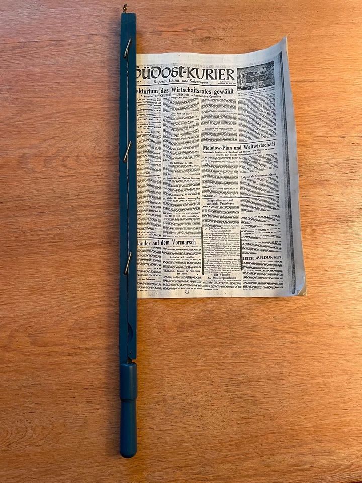 Zeitungshalter mit einer Zeitungskopie, Datum 26.7.1947 in Rosenheim