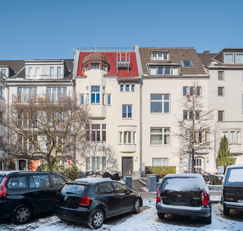 Exklusives Wohnen auf zwei Ebenen im Altbaujuwel mit außergewönlicher Dachterrasse in Düsseldorf