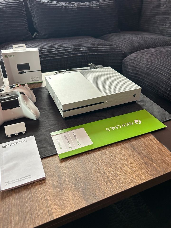 Xbox one S 1TB + 2 Controller + Spiele in Berlin