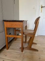 schöne alte Kinderschulbank I kleiner Schreibtisch mit Stuhl Berlin - Pankow Vorschau