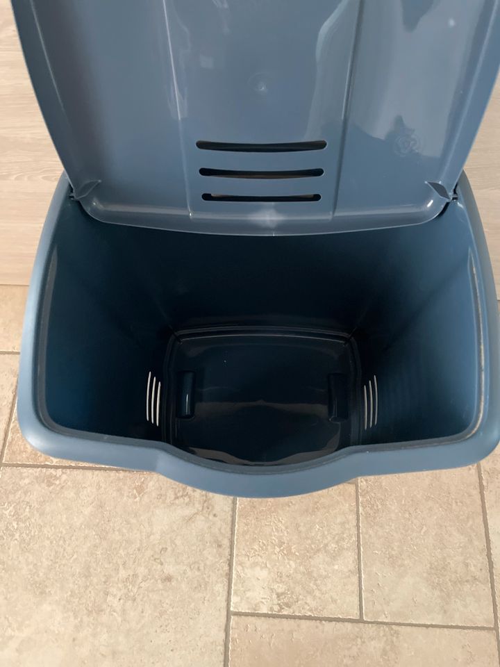 Rubbermaid Wäschesammler blau in Forstinning