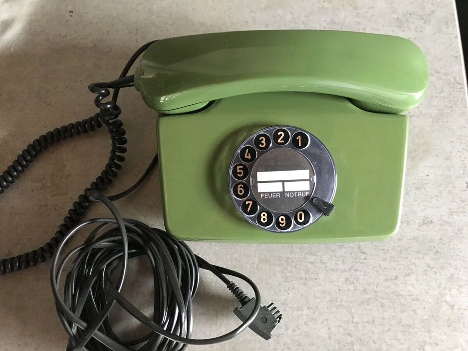 3 Telefone -Retro- mit Kabel in Engen