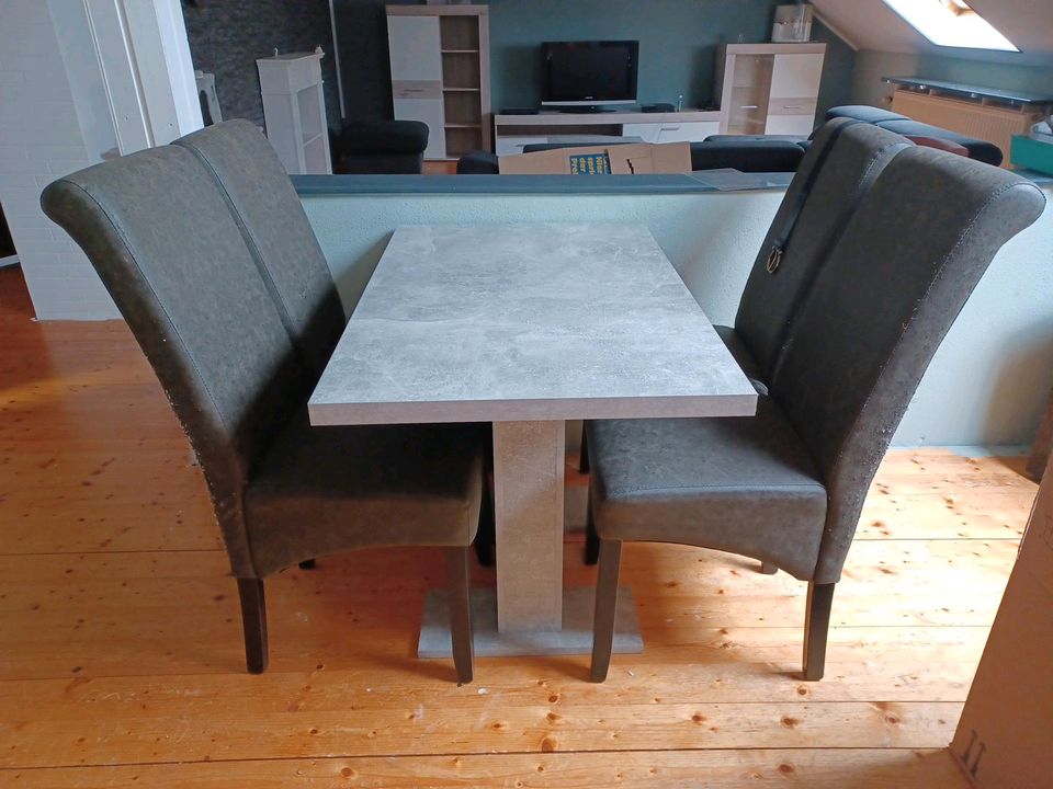 Tisch mit Stühle in Schwanstetten