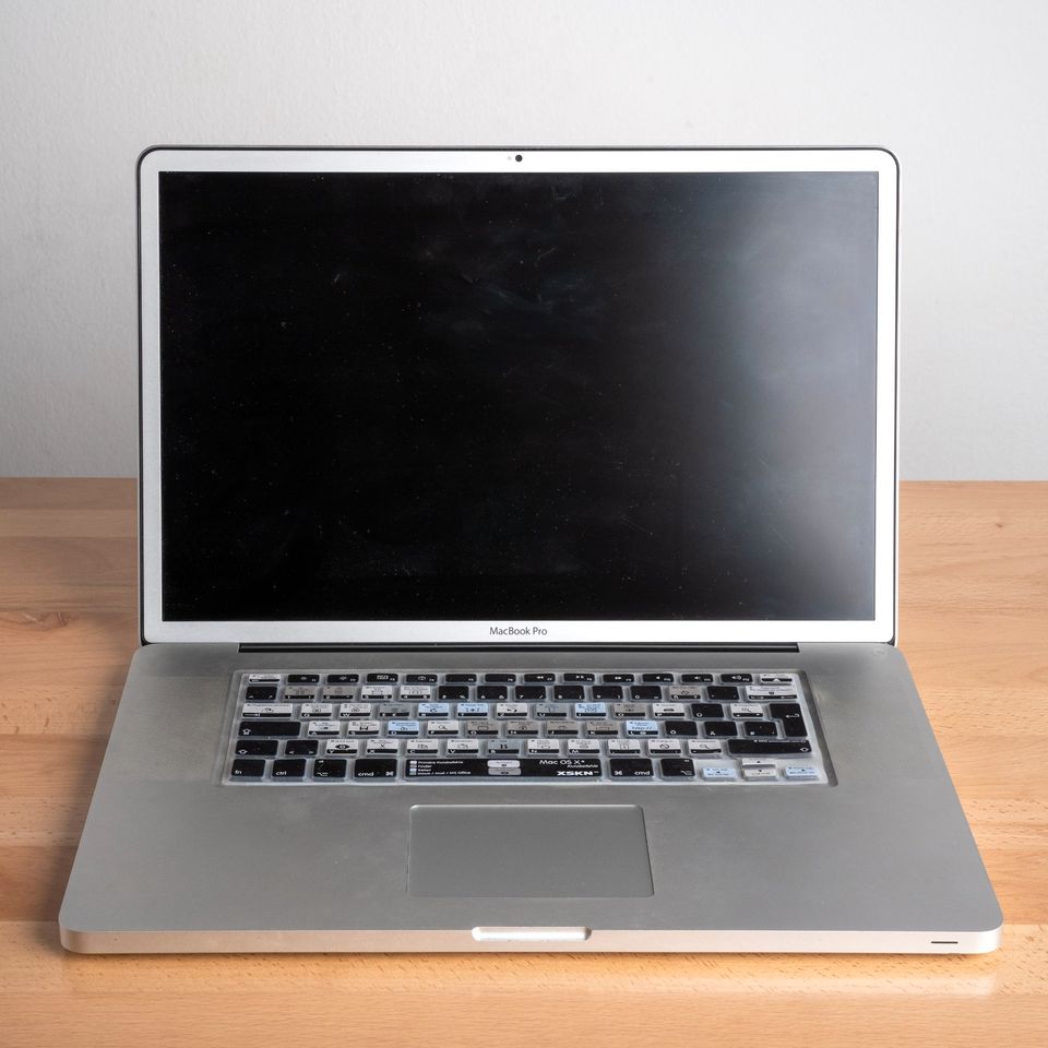 Apple MacBookPro (17 Zoll, Mitte 2010) aufgerüstet! MacOS BIG SUR in Dresden