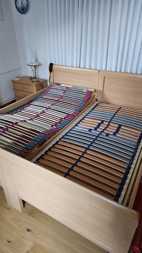 Schlafzimmer, Schrank, elektrisch verstellbares Lattenrost; in Aurich