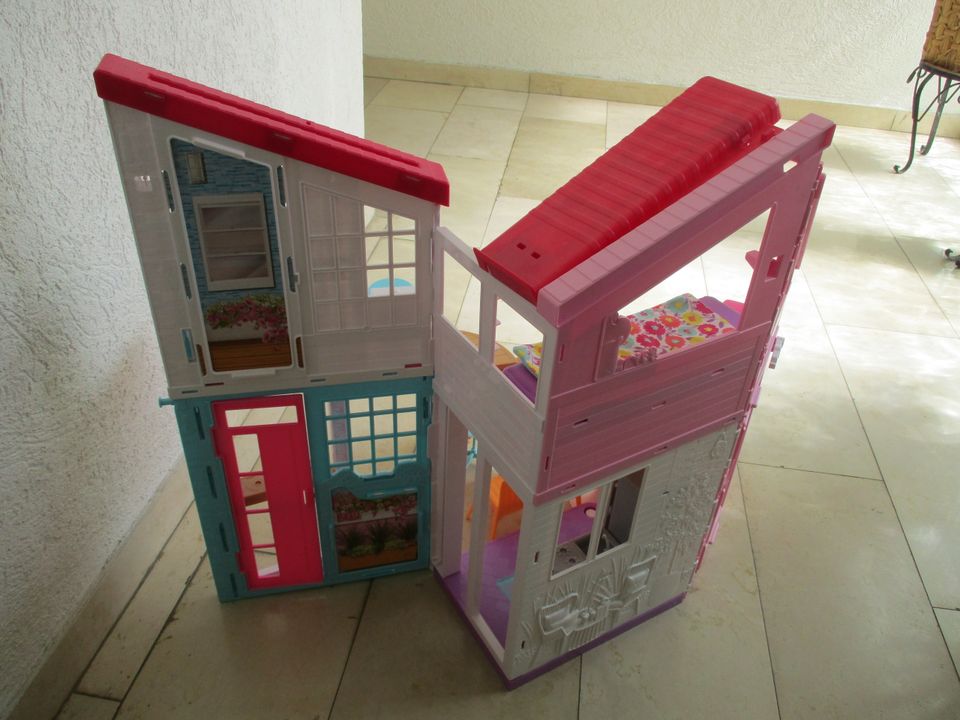 großes Barbie-Traumhaus-Villa Malibu von Mattel mit Zubehör in Lohfelden