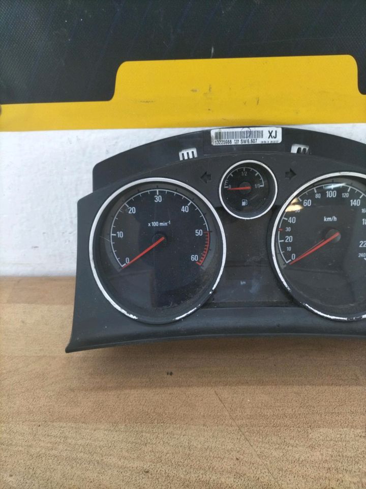 Tachometer tacho Opel Astra H OPel Zafira B 1.9 CDTI (13225988 in Ennepetal