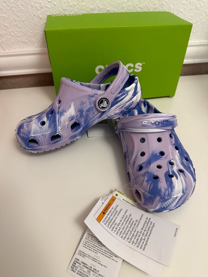 Crocs lila weiß 29 neu in Berlin