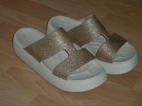 Crocs Sandale Schlappen 41 W10 Goldfarbe 2-3x getragen w.NEU Niedersachsen - Emden Vorschau