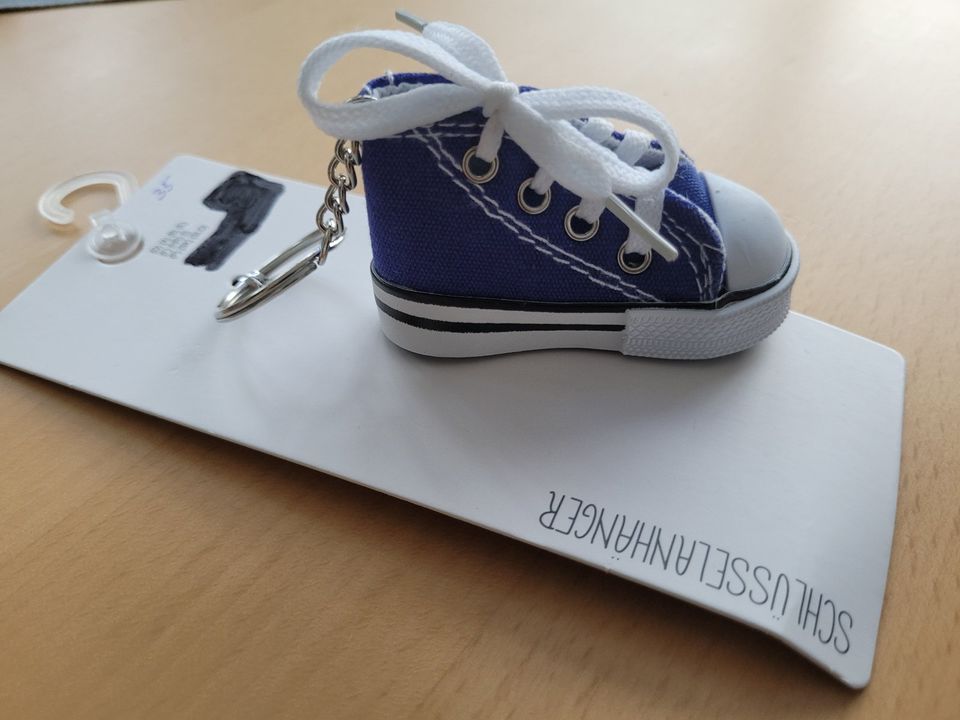 Schlüsselanhänger Turnschuh Sneaker BLAU neu an OVP in Langquaid