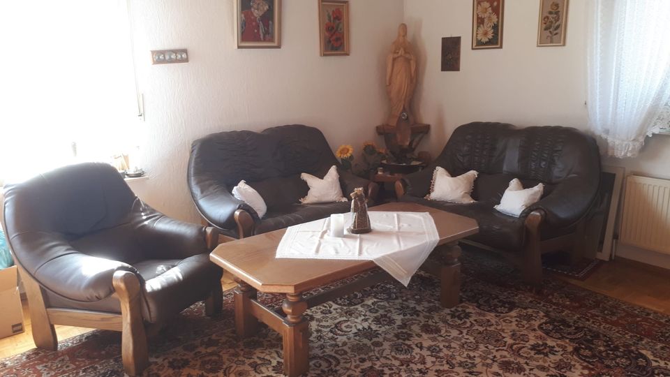 Leder Sitzgarnitur Wohnzimmer mit Tisch Couchtisch in Worms