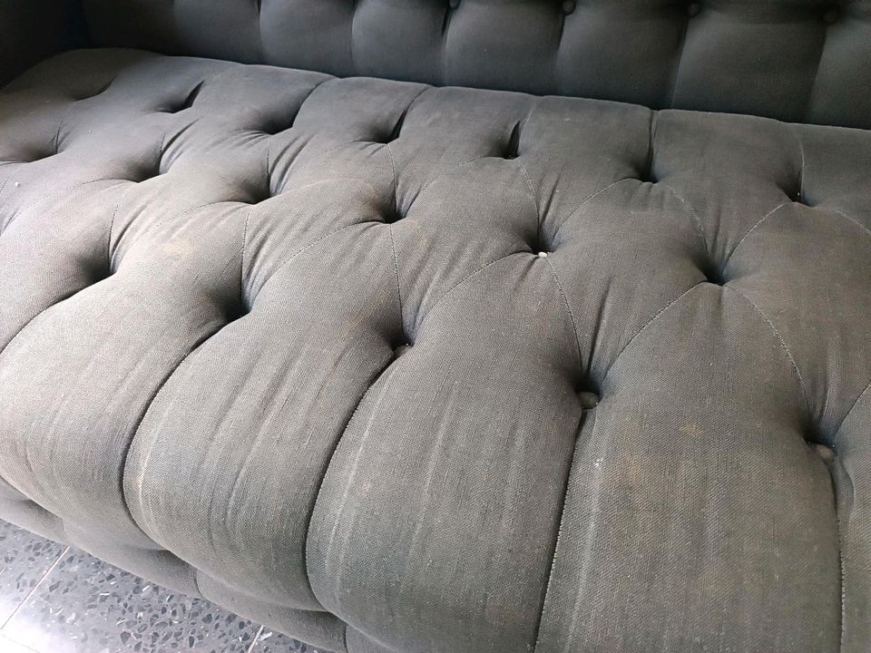 Großes Sofa Couch im Chesterfield Look. Textil Dreisitzer grau in Essen