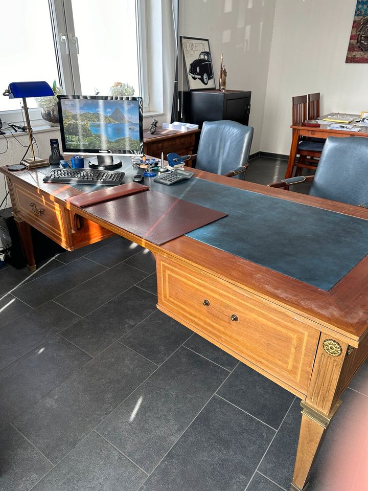 Großer antiker Schreibtisch in Bad Pyrmont
