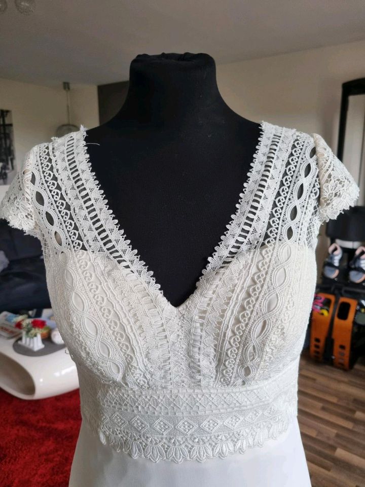 Schönes Brautkleid mit Schleppe  A Linen Form in Ulm