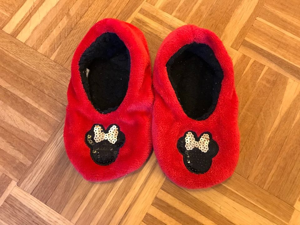 Hausschuhe rot schwarz Minnie Mouse - Größe 32 - Disney in Hamburg