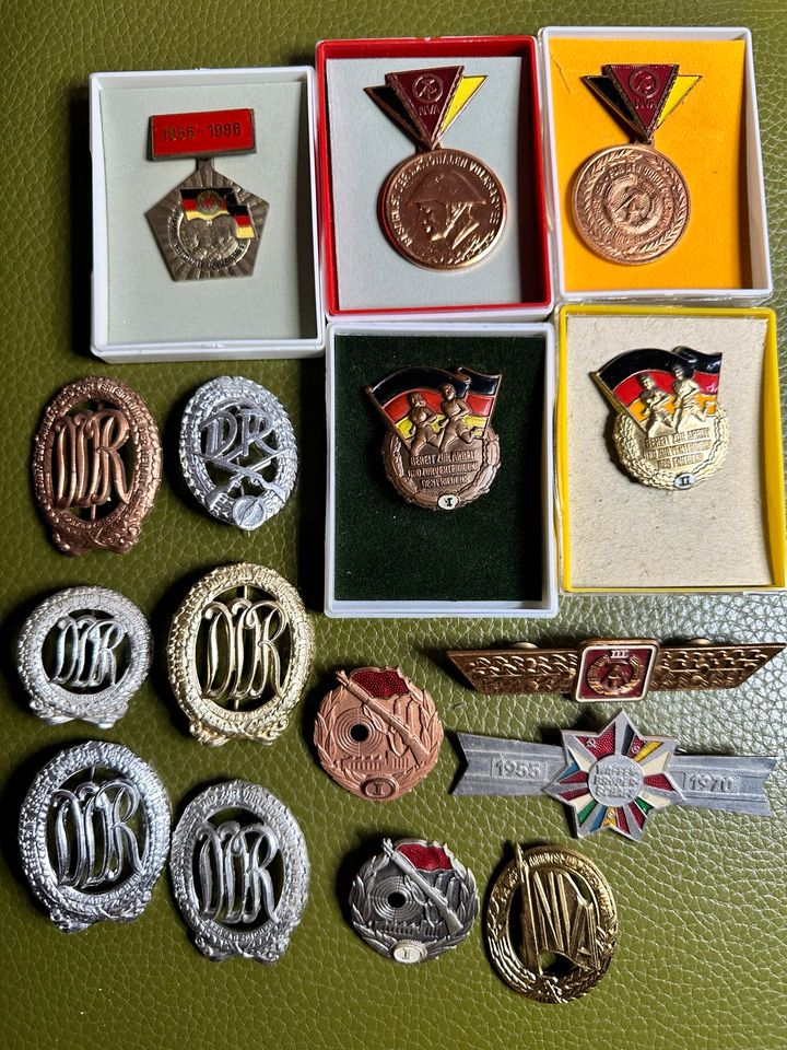 NVA DDR Nationale Volksarmee Anstecker Konvolut in Wiendorf