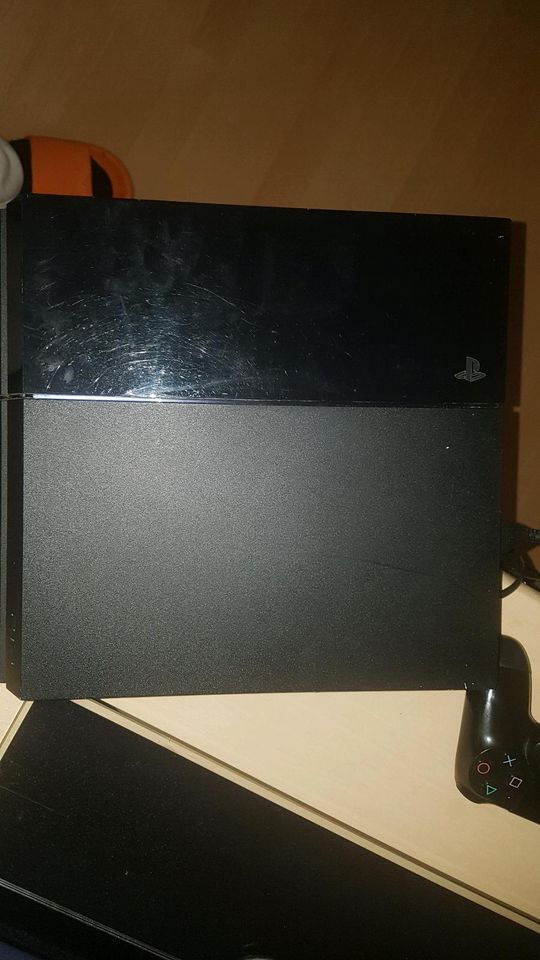 Ps4 mit Controller in Bad Bramstedt