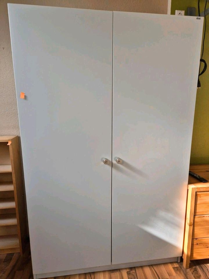 Bett Flurgarderobe Schrank Liege Kleiderschrank in Spremberg