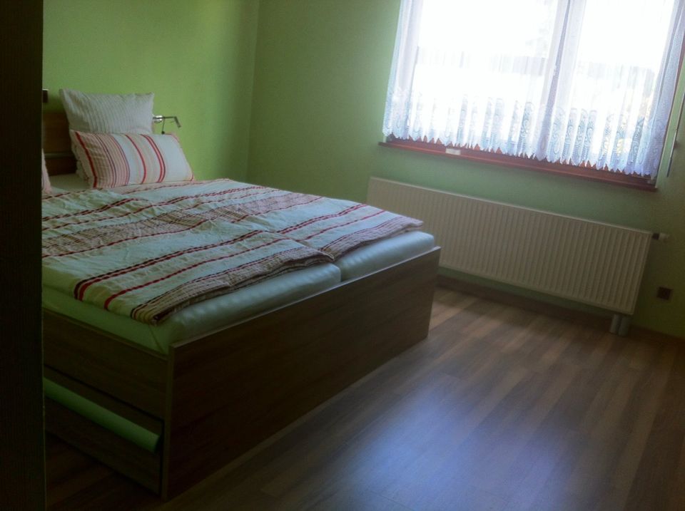 Schlafzimmer/Doppelbett, 6 Staufächer, 2 Nachttische, 180x200 cm in Bad Friedrichshall