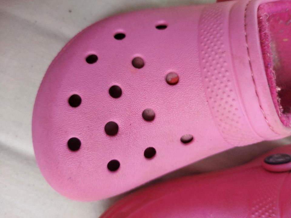 Crocs gefüttert Gartenschuhe 26/27 in Tharandt