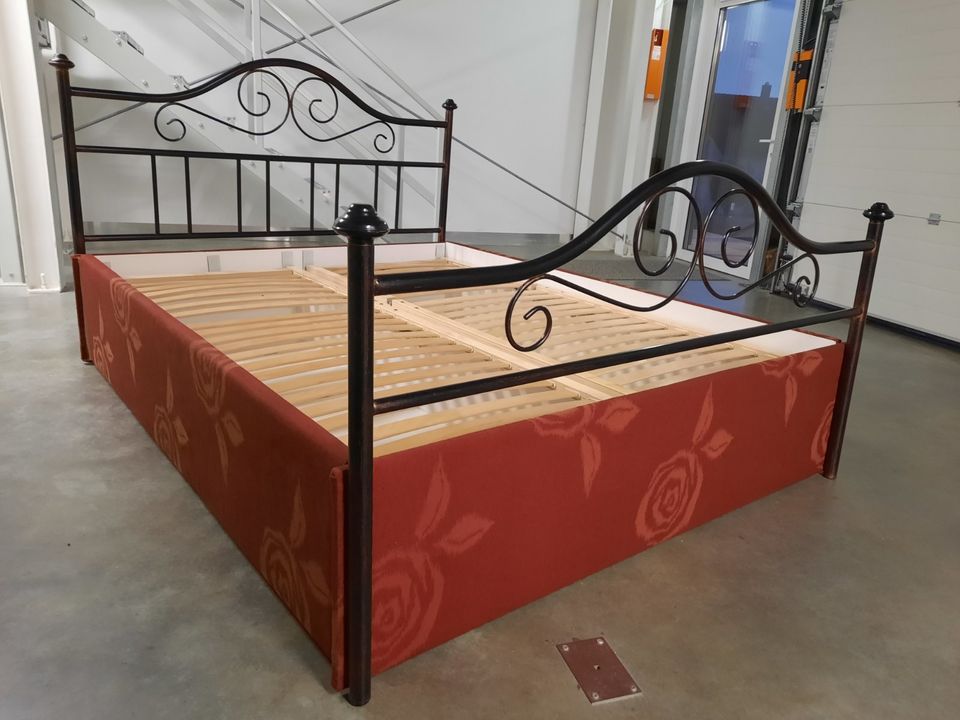 Ein Doppelbett mit Bettkasten + Lattenrost im Schmiedeeisenstil! in Frankfurt am Main