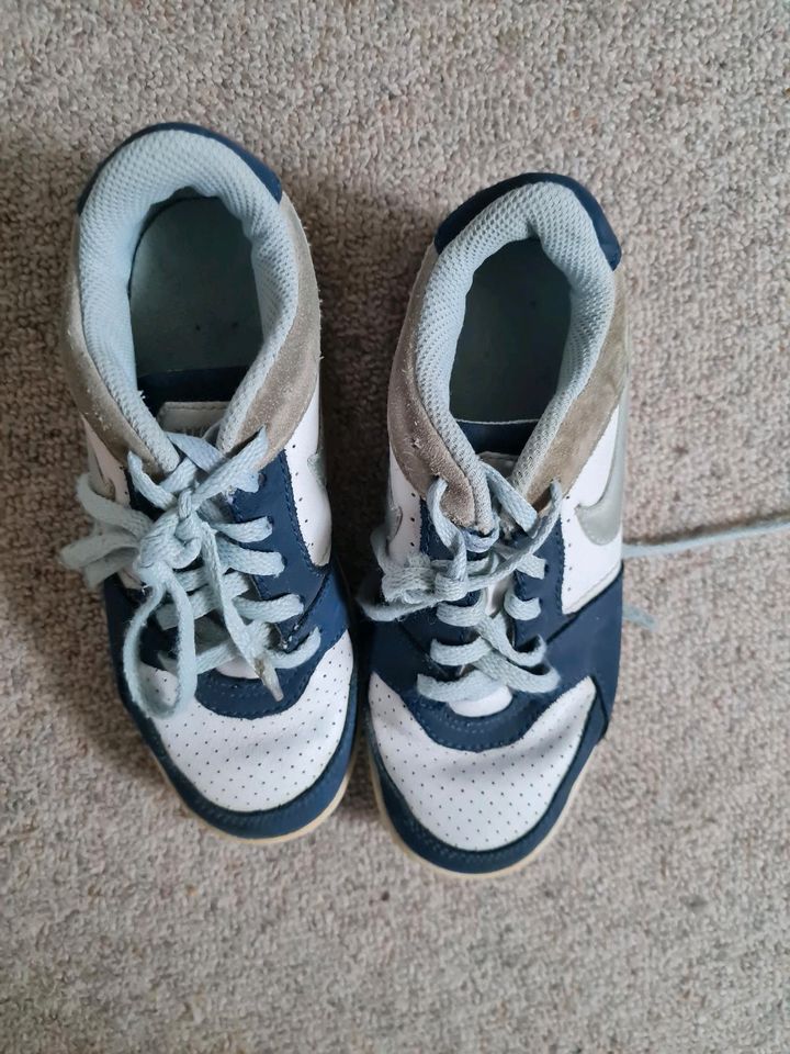 Nike Kinder Sportschuhe /Hallenschuhe Größe 32 in Verden