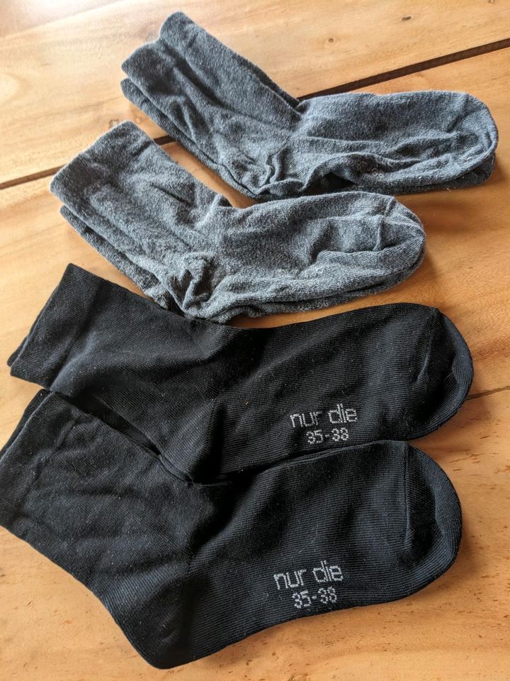 4x Socken NUR DIE 35-38 NEU schwarz grau in Mering