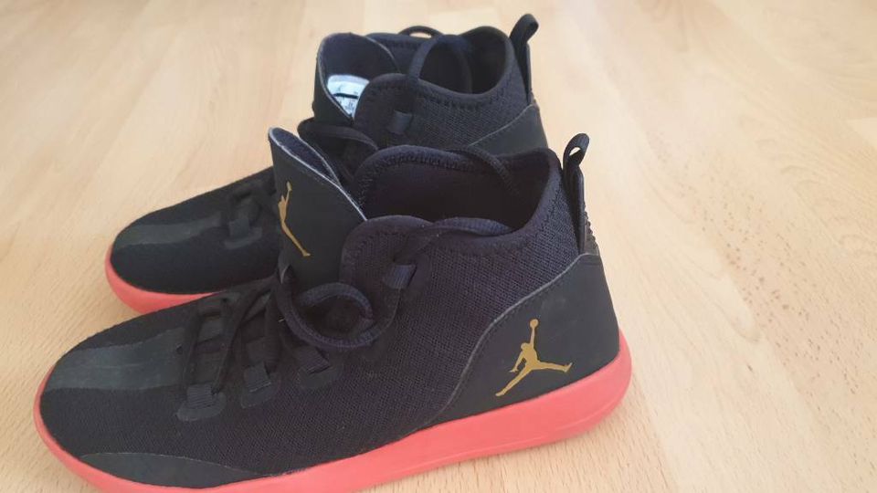 Nike Jordan Turnschuh Schuh schwarz mit roter Sohle, Gr. 38 in Germaringen