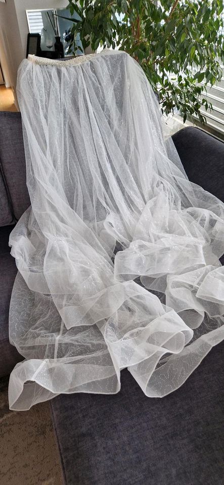 Überrock vorne offen mit Strassgürtel für Braut ‍♀️ Kleid in Backnang