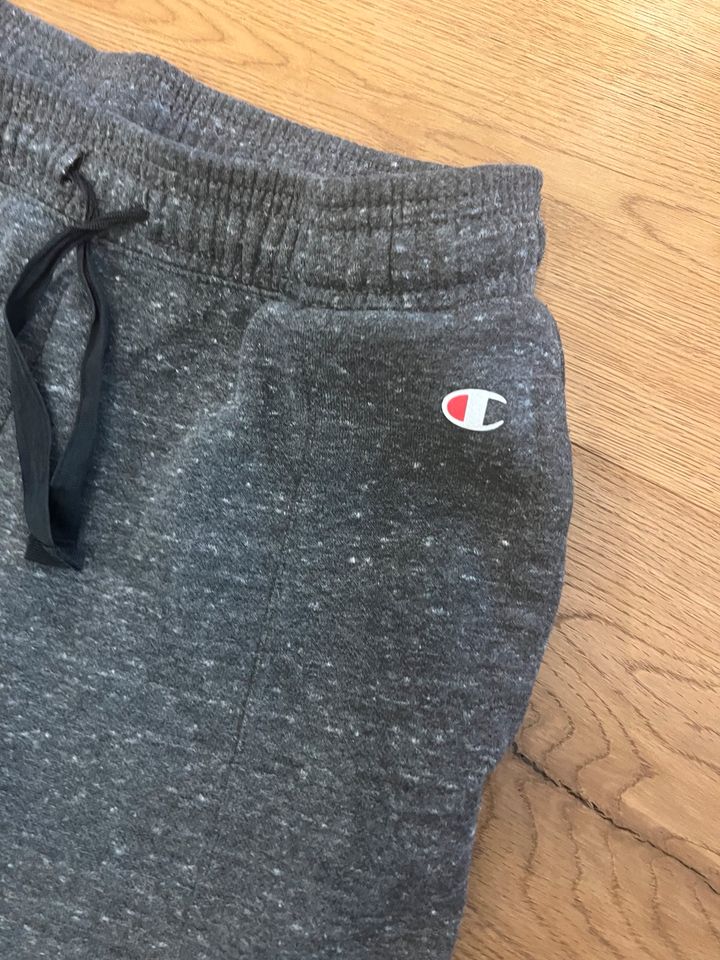 Champion Jogginghose grau 15/16 164/170 H&M Hoodies ⭐️ in Mühldorf a.Inn